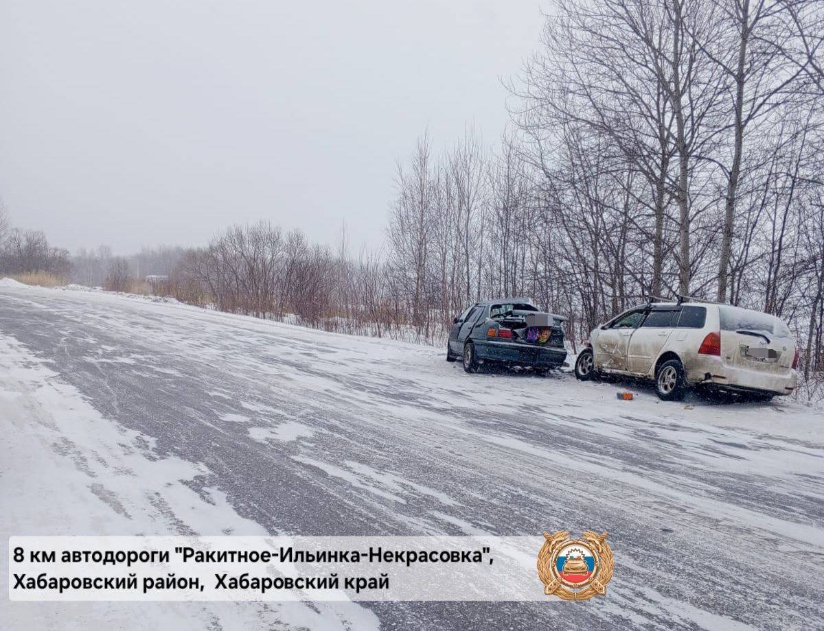 В Хабаровском крае водитель погиб, выехав на встречку.  Сегодня утром на трассе Ракитное - Ильинка - Некрасовка произошло ДТП, в котором погиб водитель иномарки Toyota Corsa.   В районе восьмого километра автотрассы водитель машины Toyota Corsa не справился с управлением, выехал на полосу встречного движения, где столкнулся с встречным авто Toyota Fielder. Женщина-пассажир, которая находилась в машине Toyota Corsa, доставлена в больницу с травмами.  #Хабаровск       Дальний Восток   Делись новостью