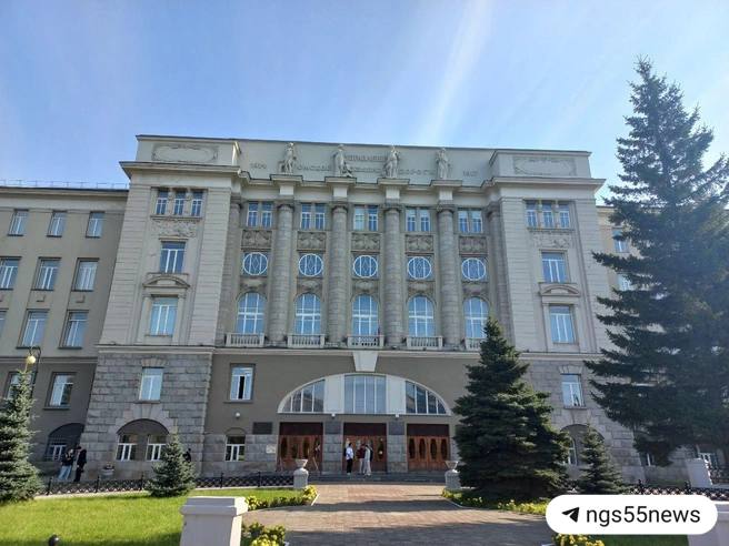 1  2  3   Студенты рассказали как проходила эвакуация ОмГУПСа По их словам группы выводили из здания без объяснения причин и сказали ждать Эвакуация должна была быть до 10 15 но начали заводить всех только в 11 20 Ребята пошли на третью пару все в порядке рассказал один из учащихся Омичи утверждают что не чувствовали запаха газа и не слышали хлопков о которых сообщают в соцсетях Одна из преподавательниц также рассказала что происходило в вузе пару часов назад Была в университете и просто в момент сказали Выходите все нас заминировали В полиции сообщили что в здании ОмГУПС закончилась проверка Вещества и предметы представляющие опасность не обнаружены Студенты и преподаватели возвращаются к учебному процессу Подписаться на новости Омска