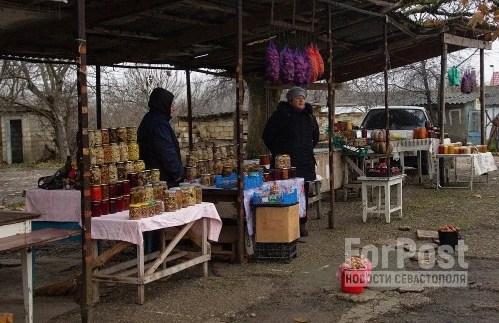 Городские рынки Севастополя и Крыма продолжат жить как привыкли — продление переходного периода для розничных рынков на полуострове поддержали местные законодатели.   Напомним, в России по закону могут работать только крытые рынки, размещенные в капстроениях.   Предполагалось, что в Севастополе и Крыму к этому придут уже с 1 января 2020 года, но не вышло: регионам было дано дополнительное время, до 1 января 2025 года.  Как видно, этих пяти лет не хватило ‍ .    ForPost