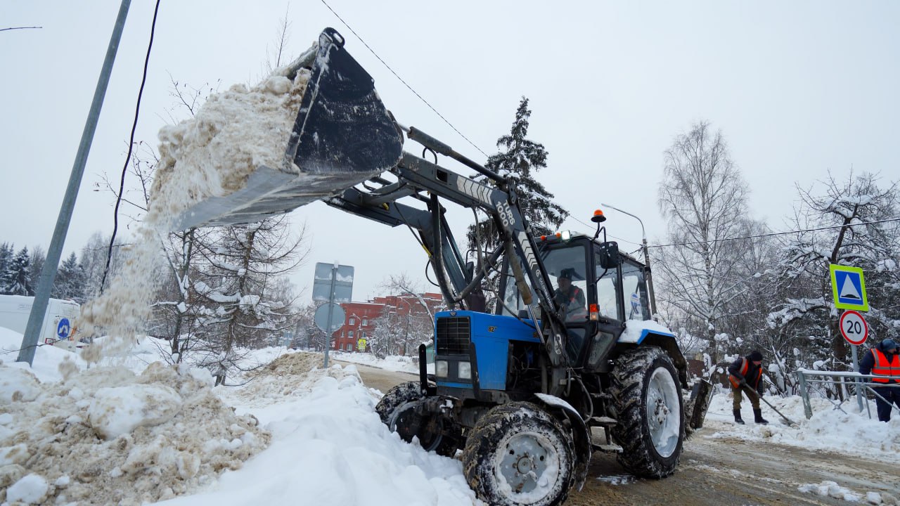 Сегодня вечером снова ждём сильный снегопад в Московском регионе По прогнозам снегопад продлится до четверга Порывы ветра могут достичь 15 м с а температура снизится до 15 на дорогах возможна гололедица и снежные заносы Дорожники готовы к нему и круглосуточно мониторят погодные условия в разных частях Подмосковья Министр транспорта Подмосковья Марат Сибатулин Мосавтодором организовано дежурство около 600 единиц спецтехники Дорожники будут убирать снег и обрабатывать региональные дороги против скользкости а также обеспечат вывоз снега на места предназначенные для складирования Также мы продолжим работу в горячих точках на территории жилых комплексов чтобы обеспечить работу общественного транспорта По возможности откажитесь от поездок на личном транспорте особенно на дальние расстояния Паркуйтесь правильно не препятствуйте работе экстренных служб и уборочной техники Оказывайте содействие в перемещении личного транспорта мешающего уборке   При ЧС или ДТП звоните по номеру 112 Минтранс Подмосковья в МАХ