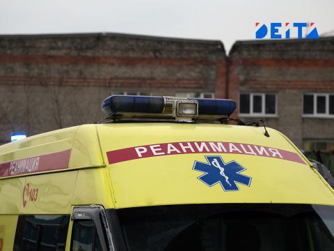 Малолетний ребёнок упал с трёхметровой подпорной стены во Владивостоке Во Владивостоке восьмилетний ученик школы № 21 упал с трёхметровой подпорной стены на школьной территории. Информацию об инциденте распространяют в социальных сетях. Утверждается, что 22 мая 2025 года дети играли на косогоре, укреплённом подпорной стеной, организовав себе «штаб» под деревом. Мальчик оступился и упал с трёхметровой высоты, получив сотрясение мозга и ушиб теменной области, диагноз подтверждён в медицинском учреждении. Как утверждают родители учеников МБОУ СОШ № 21, охрана школы знала, что дети оборудовали себе место для игр в опасном месте, и периодически разгоняла ребят, но предотвратить несчастный случай сотрудникам всё-таки не удалось. Подробнее