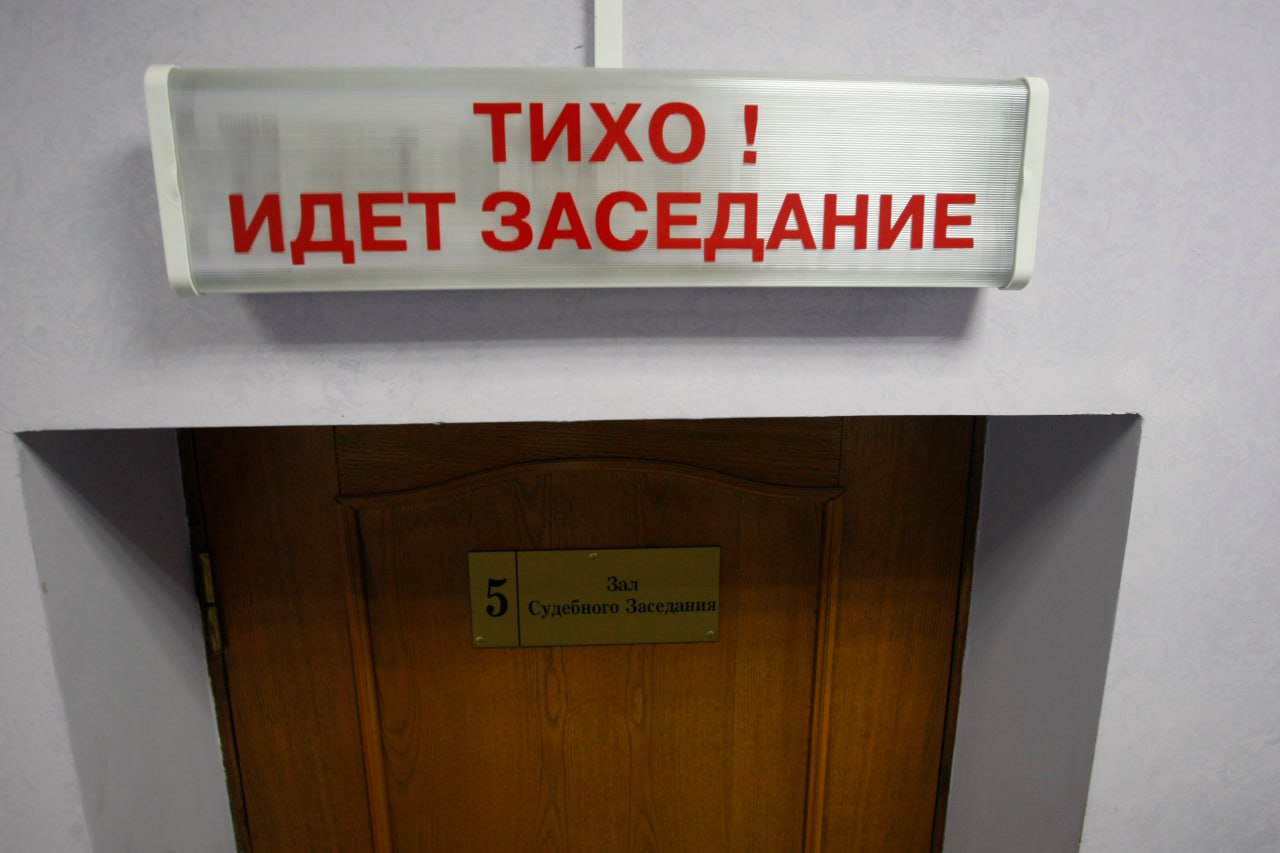 Оренбуржец требует миллион с дорожников за сбитого лося Дзержинский суд рассмотрит иск автолюбителя к ФКУ УПРДОР «Приуралье». Мужчина рассказал, что в июле 2022 года он ехал по трассе «Уфа-Оренбург», когда на проезжую часть через ограждение выскочил лось. Машина сбила дикое животное. Истец заявил о отсутствии на участке, где все случилось, освещения и соответствующих предупреждающих знаков. А независимый эксперт сказал, что у водителя не было технической возможности предотвратить наезд на лося. Оренбуржец намерен взыскать с дорожников 1 млн в качестве компенсации морального вреда, расходы на ортопантомографию диагностику состояния здоровья ротовой полости и зубочелюстной системы и судебно-медицинскую экспертизу. Дата заседания пока не назначена.