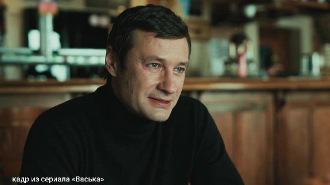 Актера из Улиц разбитых фонарей Владимира Колганова арестовали на два месяца Такую же меру избрали его знакомому Евгению Кириллову Их обоих обвиняют в изготовлении порнографии с ребенком Колганова дополнительно в распространении этого самого Следствие полагает актер опубликовал на странице в соцсети свою интимную фотографию с младенцем в 2007 году Это повторилось и в 2015 году при участии Кириллова но уже с лицом достигшим 14 лет Оба обвиняемых вину не признали и просили более мягкую меру пресечения По нашим данным актера задержали с подачи Интерпола Фото голых детей за рубежом расценили как детское порно и после слива в даркнет разлетелись по миру Колганов снялся в массе российских фильмов и сериалов среди которых есть разные части Улиц разбитых фонарей Тайн следствия Убойной силы fontankaspb