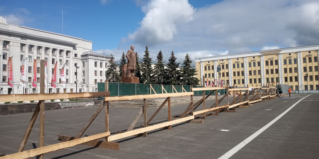 Территорию у памятника Ленину огородили на Театральной площади для проведения работ по благоустройству. Работы должны быть выполнены до 31 января 2026 года. Прислать новость: Подпишись на «Источник»