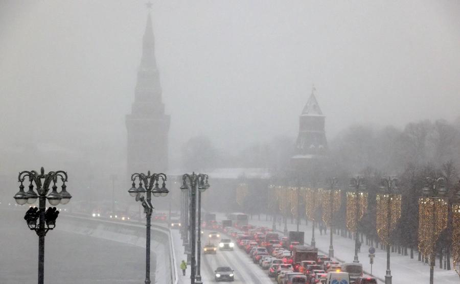 Дептранс ожидает пробки в 8 баллов сегодня вечером Москвичам рекомендуют выезжать на машине либо до 16 30 либо уже после 20 00 Вечером возможны затруднения движения на ТТК МКАД вылетных магистралях в область и в центре Фото Михаил Метцель ТАСС