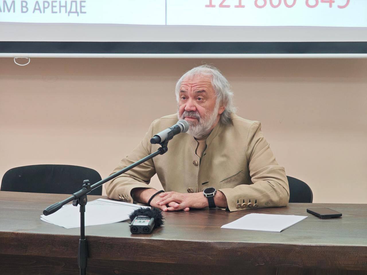 Сергей Шевелев сложил полномочия руководителя Сочинского национального парка и Кавказского заповедника О своём решении он сообщил 21 января на встрече с коллективом Приказ об освобождении подписал министр экологии и природных ресурсов РФ Александр Козлов  Сергей Шевелев проработал в заповедной системе 43 года с 2002 года возглавлял Кавказский заповедник а с 2023 года также руководил Сочинским нацпарком Он подчеркнул что уход связан не с проверками а с желанием изменить ритм жизни За время его работы нацпарк и заповедник стали лидерами в России по посещаемости и сохранности природы В 2025 году их посетили 5 7 млн человек Усилен контроль территорий обустроены экотропы и природные объекты восстановлены редкие виды животных Сергей Шевелев отметил что гордится проделанной работой и остаётся на связи с командой продолжая поддерживать дело охраны природы Новости Сочи 24 Мы в MAX