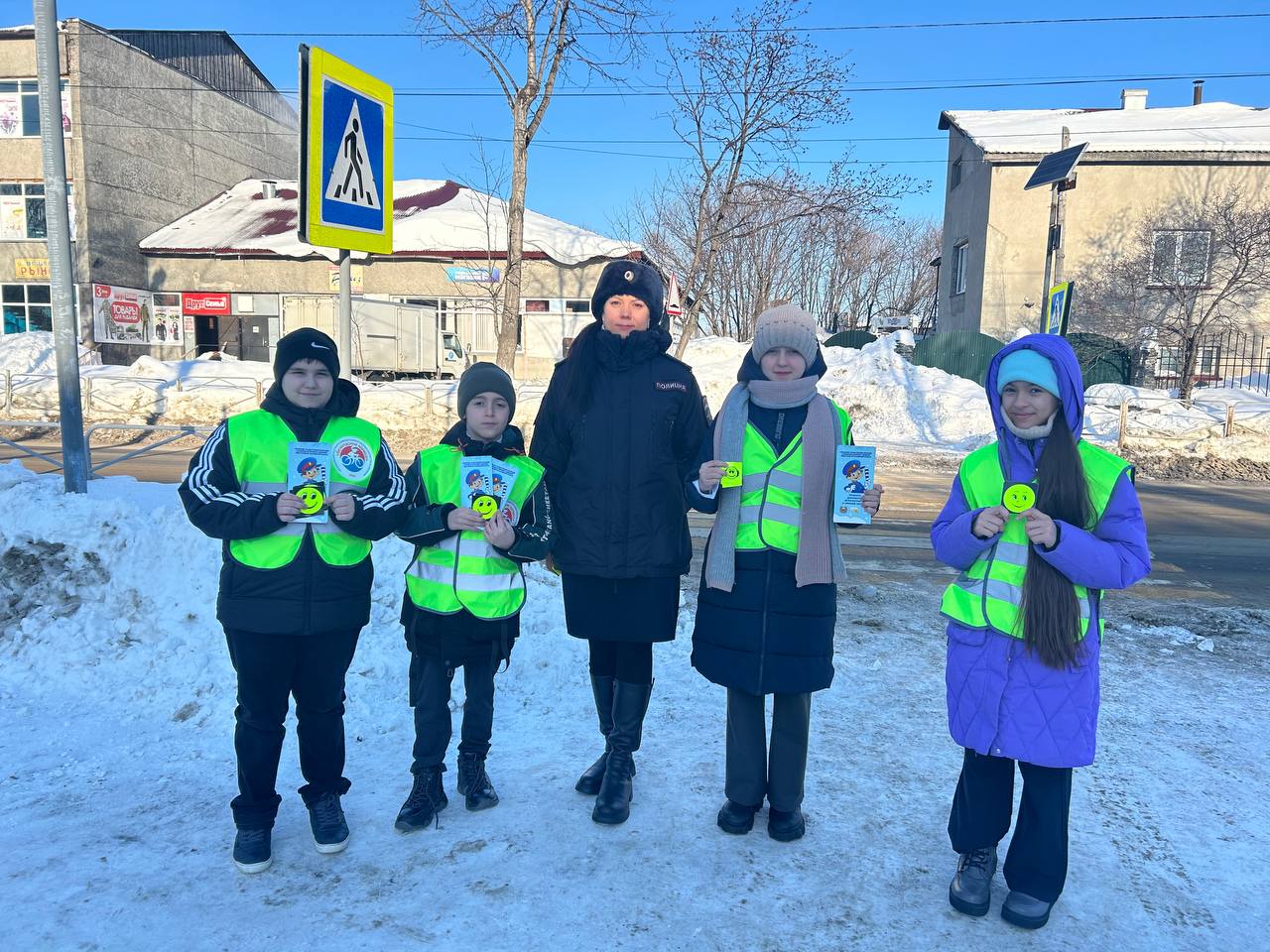 ‍ ‍ В целя предупреждения дорожно-транспортных происшествий с участием пешеходов сотрудники Госавтоинспекции г. Поронайска и ребята отряда ЮИД «Зебра» школы Nº 2 провели профилактическую акцию для пешеходов.  В ходе мероприятия пешеходам напомнили о необходимости переходить проезжую часть дороги только в установленных местах, оценивать обстановку на дороге и скорость приближающегося транспортного средства.  ‍ Также внимание пешеходов обратили на «дорожные ловушки», опасность выхода на дорогу из-за припаркованных автомобилей и снежных сугробов.  Дети отряда ЮИД вручили всем участникам мероприятия памятки по правилам дорожной безопасности в зимний период и световозвращающие элементы, чтобы быть заметными в темное время суток и непогоду.  Сотрудники Госавтоинспекции отмечают, что проведение таких профилактических мероприятий способствует привлечению внимания общественности к проблемам соблюдения правил дорожного движения и формирует навыки безопасного поведения на дорогах. #ГосавтоинпекцияПоронайска  #ЗимняяДорога  #ВниманиеПешеход