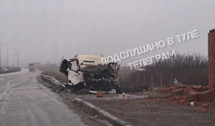 В жутком ДТП в Воловском районе погиб водитель фуры   Информация о страшном ДТП появилась в социальных сетях. Воловский район. Было вчера утром, на 283 км дороги М-4 «Дон»  недалеко от деревни Свистовка . Большегруз Sсania врезался в кирпичную автобусную остановку и потом улетел в кювет, — пишет автор публикации. По информации очевидцев, водитель погиб. Подробности ДТП уточняются.  Источник