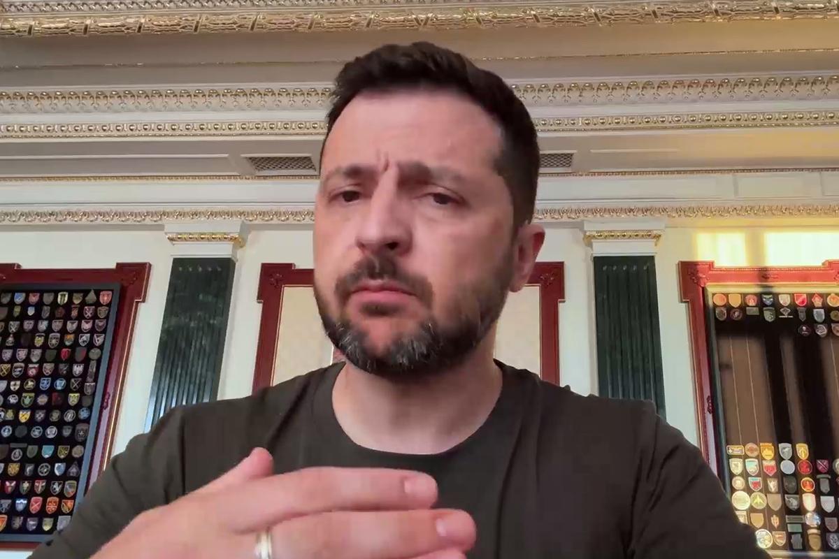 Президент Украины Владимир Зеленский назвал «особенной» операцию ВСУ в Курской области, чтобы его в очередной раз «не окунули в зловонную лужу». Такое мнение высказал в интервью «Ридусу» председатель Комиссии Общественной палаты РФ по вопросам суверенитета Владимир Рогов.