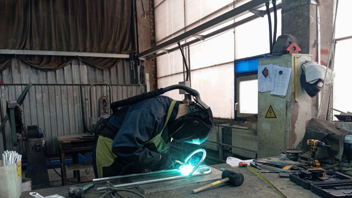 Названа самая оплачиваемая профессия в Самарской области В Самарской области наблюдается рост зарплат для рабочих профессий Анализ данных с платформы Авито Работа за ноябрь показывает что работодатели готовы платить специалистам суммы которые раньше были характерны для руководящих должностей Одной из таких профессий стали сварщики По состоянию на ноябрь их заработная плата может достичь более 224 000 рублей Если рассматривать только областную столицу то здесь картина несколько другая 225 836 рублей ГТРК Самара MAX lВК lОК lСАЙТ