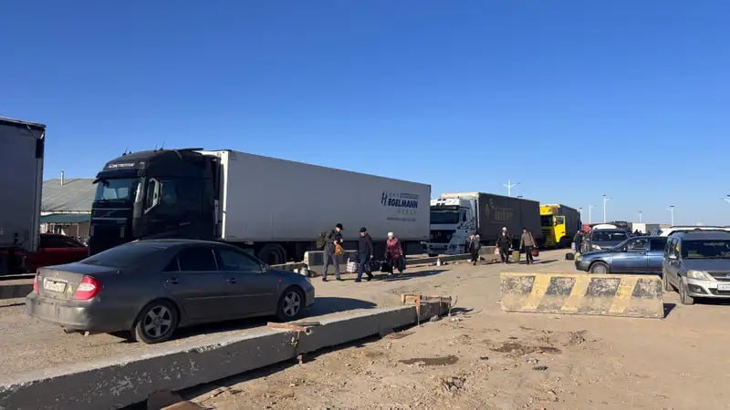 Узбекистанцы сообщают об очередях и поборах на границе с Казахстаном в преддверии Курбан хайита Сотни автомобилей скопились на границе Казахстана с Узбекистаном. Водители рассказали, что находятся в очереди на проезд в Узбекистан более суток. Они попросили власти принять меры для разрешения ситуации и пожаловались, что неизвестные люди на казахстанской стороне требуют деньги у водителей. Узбекистанцы выкладывают в соцсетях фото и видео очередей. Они говорят, что на улице жара, очередь не организована, нет никаких человеческих условий вода, туалет, тень . На посту «Капланбек» скопилось более 200 автомобилей, на «Ялламе» — около 150.