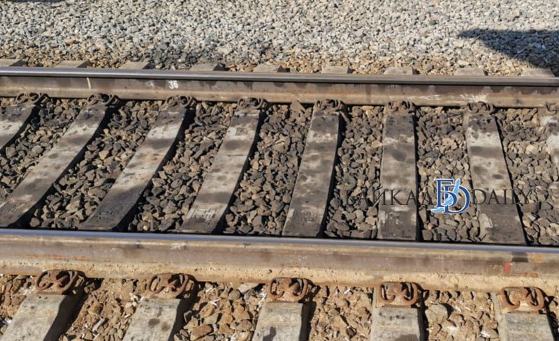 Пять пассажирских поездов задерживаются в Иркутской области из за происшествия на ВСЖД На станции Облепиха сегодня ночью сошёл с рельсов поезд с углём Вне путей оказались как вагоны так и локомотив Из за инцидента задерживаются пять пассажирских поездов 9 Владивосток Москва 69 Чита Москва 137 Иркутск Абакан 57 Иркутск Красноярск 147 Иркутск Тайшет Максимальное время задержки составляет до пяти часов Для перевозки пассажиров сегодня будут назначены резервные поезда