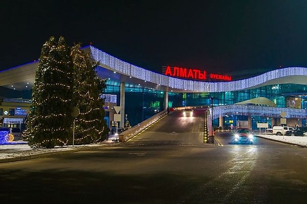Самолет авиакомпании Air Astana вернулся в Алма Ату из за задымления в салоне Самолет Airbus А321 авиакомпании Air Astana выполнявший в среду рейс сообщением Алма Ата Астана вернулся в аэропорт вылета после сигнала бедствия Об этом сообщает Интерфакс со ссылкой на данные Комитета гражданской авиации КГА Минтранспорта Казахстана По информации КГА в 07 38 по времени Астаны при выполнении регулярного пассажирского рейса КС 851 по маршруту Алма Ата Астана произошло авиационное событие с самолетом находящимся в эксплуатации авиакомпании Air Astana Согласно информации Главного центра планирования воздушного движения РГП Казаэронавигация экипаж воздушного судна объявил сигнал бедствия MAY DAY из за задымления в салоне воздушного судна aviaru net n290889