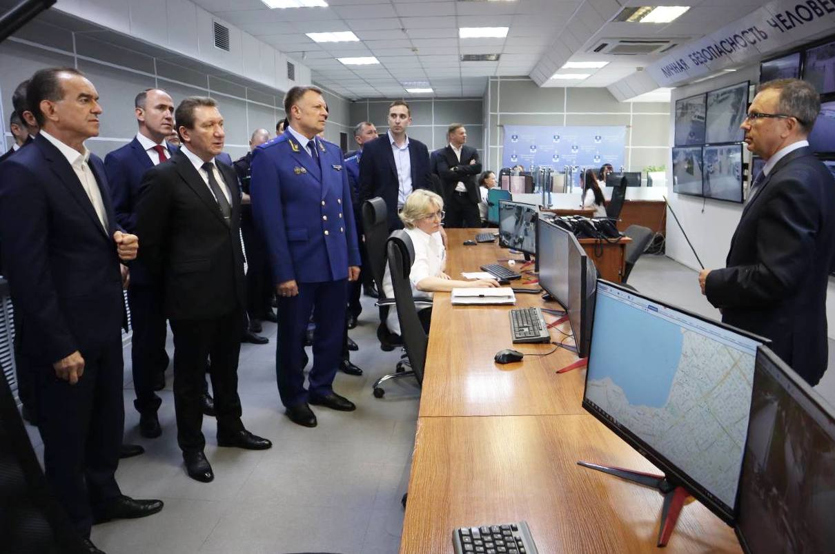 Сегодня в Геленджике прошло заседание постоянно действующего координационного совещания по обеспечению правопорядка и Антитеррористической комиссии в Краснодарском крае. Вместе с губернатором Вениамином Ивановичем Кондратьевым, спикером ЗСК Юрием Александровичем Бурлачко, руководителями силового блока посетили ЕДДС Геленджика. В систему «Безопасный город» заведено 1528 камер. В минувшем году благодаря системе было раскрыто 30 преступлений, выявлено 180 административных правонарушений. Доложил Вениамину Ивановичу, что в 2025 году планируем установить и модернизировать еще 291 камеру. 149 камер уже поступили в город при поддержке краевого бюджета. Еще 142 будут установлены за счет местного бюджета. Всего на эти цели из городского бюджета направлено 20,5 млн рублей. Работы включают не только установку новых камер, но и обновление серверной инфраструктуры, оборудования на ключевых улицах и объектах массового пребывания людей.