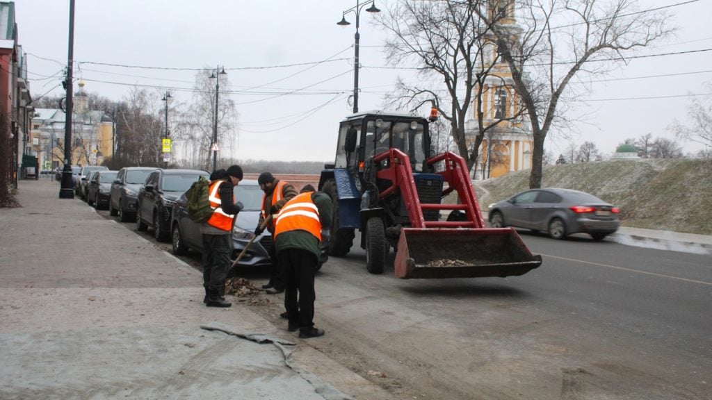 В Рязани продолжается уборка городских территорий  В ночь на 28 ноября сотрудники Дирекции благоустройства города обработали дороги от гололеда. Израсходовано 25 тонн реагента.  Грунтовые наносы убраны на участках улиц Дзержинского, Гагарина от Ленинского Комсомола до Братиславской, Гагарина от Дзержинского до Ленинского Комсомола  карманы, отвороты .  Сегодня днем бригады мехуборки работают на улицах Соборной, Кремлевский вал, Урицкого. Тротуары подметает спецтехника. Сотрудники очищают урны, собирают случайный мусор.  Листву сгребали и вывозили в сквере 50-летия Октября, Кремлевском сквере, сквере имени В.Ф.Уткина.  Дикорастущую поросль спилили на улицах Грибоедова, Магистральной. Кустарник подстригали на улице Щорса. Ветки спилили в детском городке сквера имени М.Д.Скобелева. Вывозили ветки на улицах Медицинской, Бронной, парке имени Ю.А.Гагарина.  Фото: МБУ «Дирекция благоустройства города».