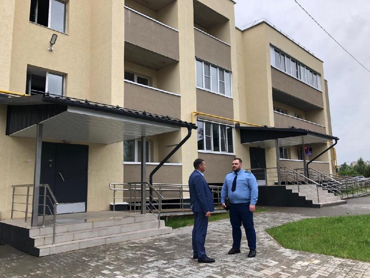 Администрация Родниковского района прокомментировала протечки в новостройке для переселенцев из аварийных домов Прокурорская проверка показала, в прошлом году в эксплуатацию введен дом в микрорайоне Шагова, однако спустя время жильцы некоторых квартир увидели на стенах следы протечек после неблагоприятных погодных условий. Администрация Родниковского района, расселившая людей из аварийных домов в новостройку, прокомментировала сложившуюся ситуацию. ↗ Прислать новость Подписаться