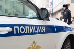 Полиция в Сочи проверяет информацию о перекрытии дороги свадебным кортежем Полиция Сочи проводит проверку после появления в сети видеозаписи на которой свадебный кортеж перекрывает дорогу Об этом сообщили в пресс службе ГУ МВД по Краснодарскому краю В настоящее время устанавливаются участники инцидента действия которых привели к затруднению движения По итогам проверки будет принято процессуальное решение