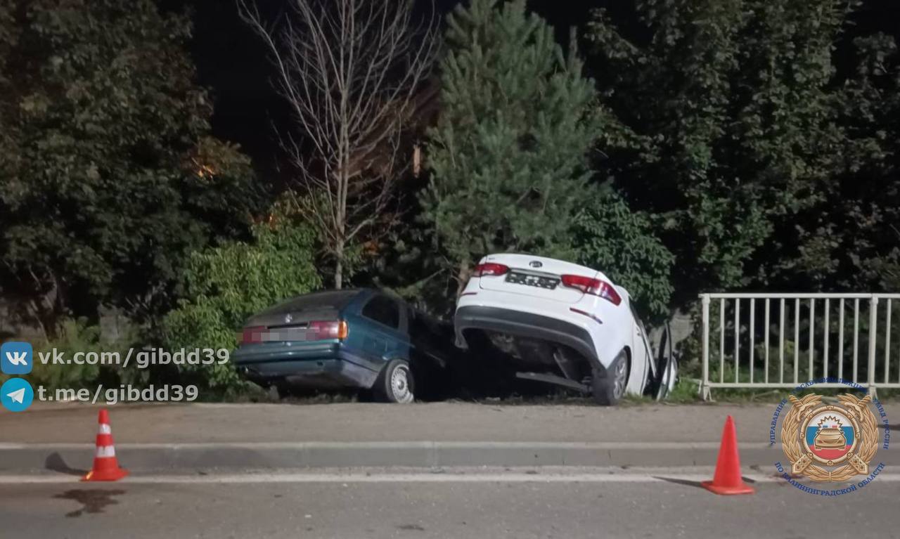 В Гурьевском районе 17 летний водитель устроил ДТП пострадали четверо Авария произошла вечером около 22 30 вблизи посёлка Луговое Несовершеннолетний за рулём БМВ вышел на обгон и столкнулся с автомобилем Киа за рулём которого был 41 летний мужчина Пострадали водитель Киа а также трое 19 летних пассажиров БМВ Всех их госпитализировали Подписаться Прислать новости
