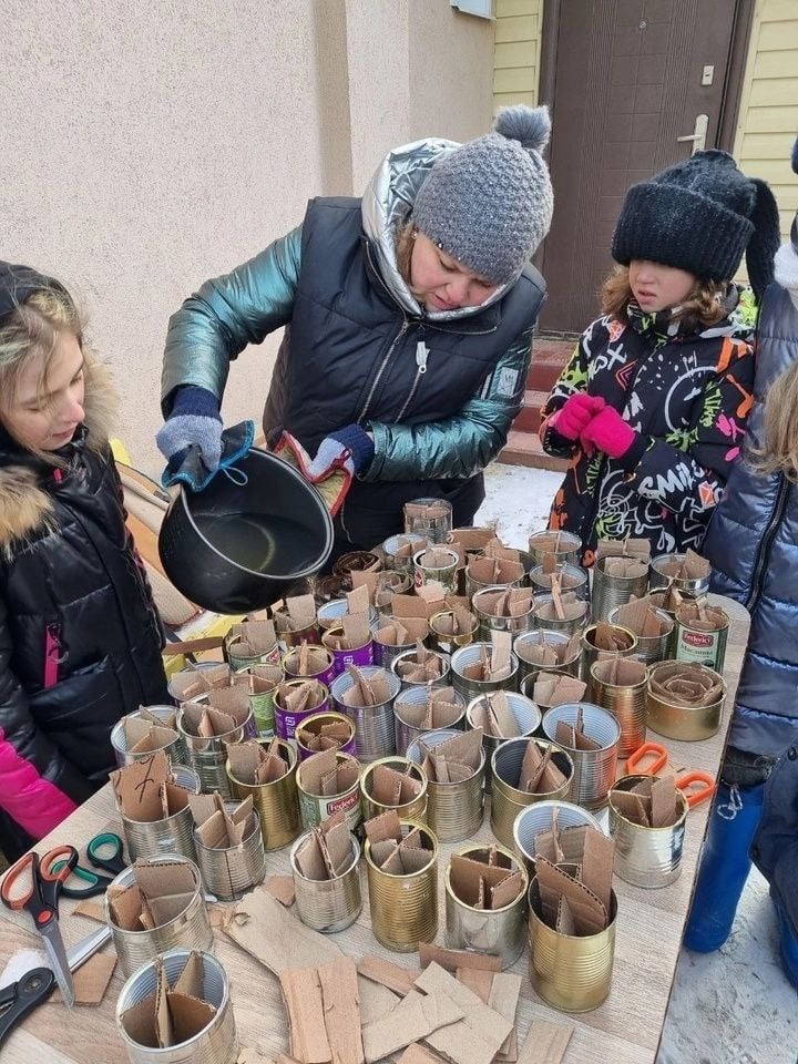 Юные патриоты   Ивановские дети из ТОС «Старый хутор» создали окопные свечи для наших воинов. В ближайшее время, при поддержке Благотворительного фонда «Своих не бросаем», они будут отправлены на передовую.  Эти свечи крайне необходимы участникам специальной операции, поскольку используются в местах, где невозможно разжечь огонь или установить печь, что также важно для безопасности военнослужащих. Они способны гореть до 8 часов без дыма и предоставляют не только свет. Рядом с такой свечой можно согреться, подогреть еду, вскипятить чай или подсушить обувь. Под руководством Михаила Малышкина, председателя ТОС, и Светланы Ежковой, его заместителя, дети изготовили более 60 свечей. Мы уверены, что свечи, созданные с теплом и заботой, окажут важную помощь нашим ребятам в их сложной, но значимой миссии.  Будни Музыканта