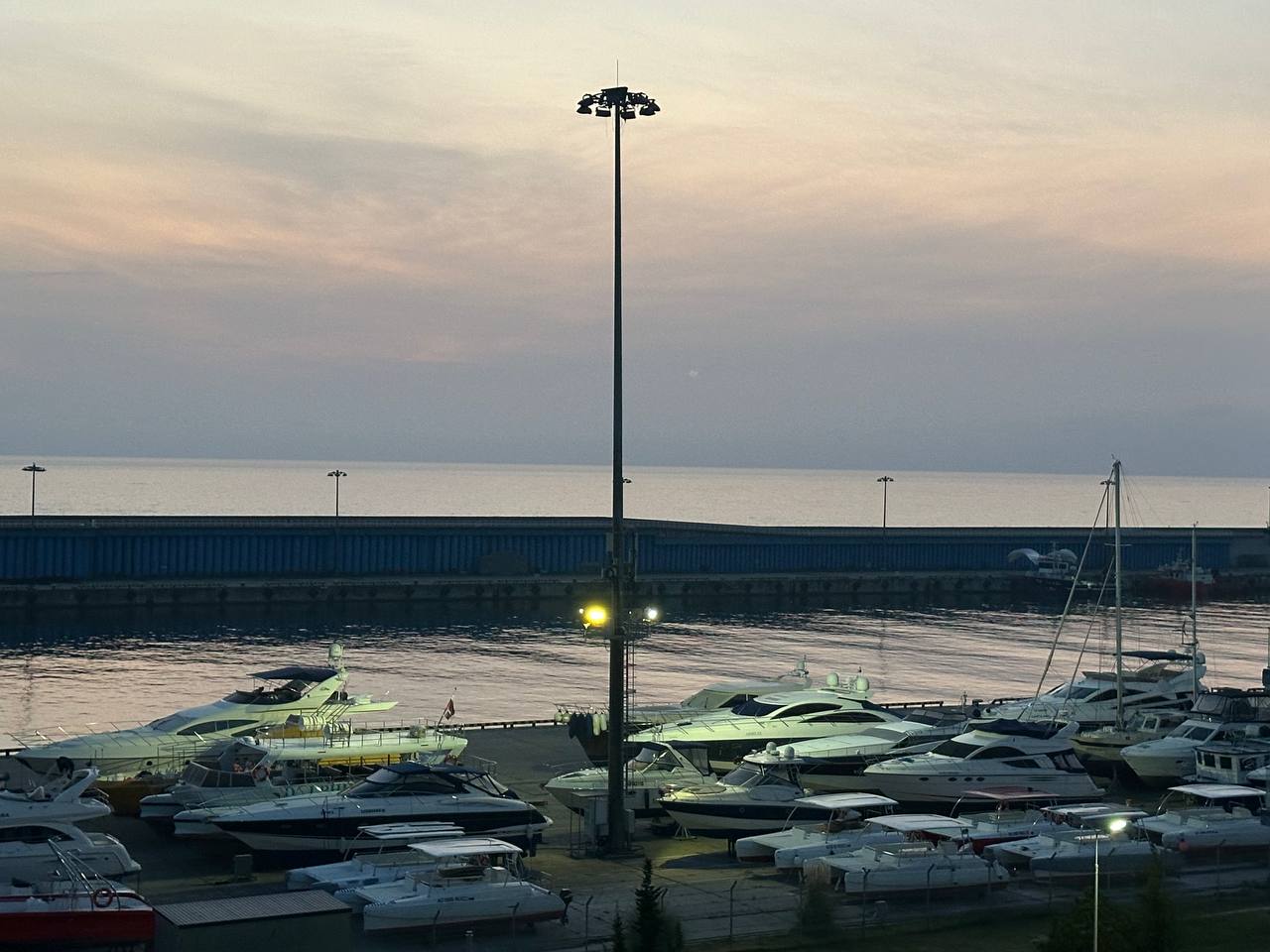 Глава Сочи Андрей Прошунин выступил против запуска грузопассажирского парома Seabridge из Трабзона По его мнению маршрут небезопасен и неудобен для жителей и гостей города Портовая инфраструктура Сочи не готова принять судно такого класса Тестовый рейс запланированный на ноябрь 2025 года был отменён из за проблем с безопасностью Кубанские Новости Мы в MAX