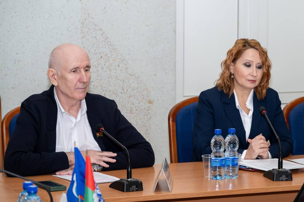 4 февраля Российско Китайская палата провела видеоконференцию с руководителями промышленных предприятий и предпринимателями Талдомского округа Мероприятие прошло в рамках федерального партийного проекта Единой России Выбирай своё В конференции приняли участие следующие докладчики Павел Андреевич Устюжанинов ответственный секретарь Российской части Российско Китайской палаты ответственный секретарь Комитета по международному сотрудничеству МРО Деловая Россия член Комитета РСПП по международному сотрудничеству ответственный секретарь Делового совета по сотрудничеству с Монголией ТПП РФ и Российско Монгольского Общества Дружбы Наталья Дмитриевна Прудникова руководитель аппарата Российской части Российско Китайской палаты руководитель Центра Экспорта Импорта Татьяна Георгиевна Вронская международный медиатор и специалист по международному праву эксперт по внешнеэкономической деятельности Евгений Георгиевич Ростов руководитель ГК Мегапикс лидер бизнес сообщества Эквиум Московская область С приветственным словом к участникам обратились Юрий Крупенин глава Талдомского городского округа Александр Орлов депутат Московской областной Думы и Михаил Аникеев председатель Совета депутатов В ходе диалога обсудили торгово промышленное сотрудничество с Китаем и странами БРИКС в 2026 году ключевые вызовы и тренды внешнеэкономической деятельности особенности ведения бизнеса в Китайской Народной Республике механизмы и преимущества организации совместных закупок в Китае Для Талдомского округа обладающего значительным промышленным и аграрным потенциалом такие встречи имеют особую ценность Российско Китайская палата обеспечивает предпринимателям доступ к экспертным знаниям о крупнейшем рынке мира и практическое понимание логистических таможенных и культурных аспектов международного сотрудничества В завершение конференции участники смогли задать вопросы в формате прямого диалога и получить компетентные ответы РоссийскоКитайскаяПалата МеждународноеСотрудничество Бизнес ТалдомскийОкруг