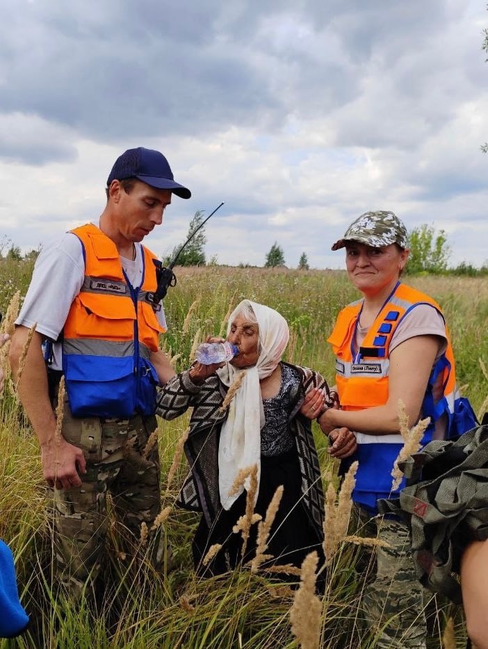 Пропавшую 110-летнюю нижегородку нашли живой в лесу спустя 3 дня   Анастасия Петровна 1915 года рождения днем 14 августа ушла из дома в сторону леса и пропала. Она плохо видит и страдает рассеянным склерозом. Несколько дней ее искала полиция, МЧС и добровольцы.   Бабушку нашли. Она жива, передали скорой помощи.  Фото: Алена Мелясова/"РЫСЬ – Арзамас" поисково-спасательная группа Подписаться   VK   ОК   Дзен   Дзен НОВОСТИ   RUTUBE  MIR24.TV