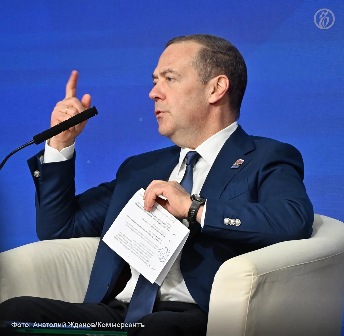 Дмитрий Медведев стал главным редактором новых школьных учебников по обществознанию для 9 11 классов сообщила замглавы Минпросвещения Ольга Колударова Постраничные комментарии предложения редактура и многое другое все это нашло отражение не только в финальной версии учебника но и в новых федеральных стандартах и рабочих программах по обществознанию рассказала замминистра Подписывайтесь на Ъ в Telegram в MAX Оставляйте бусты