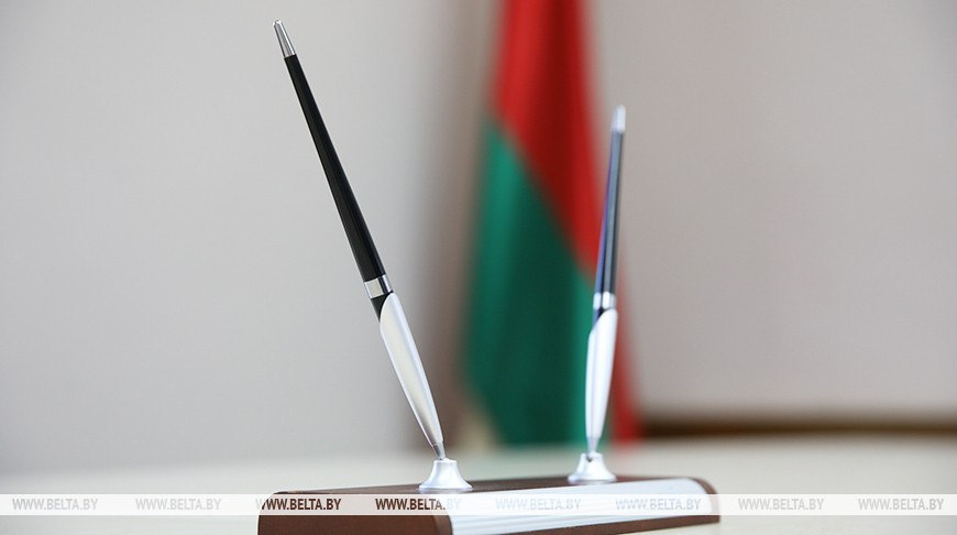 Правительство утвердило госпрограмму Общество равных возможностей на 2026 2030 годы  Соответствующее постановление подписал премьер министр Александр Турчин Государственная программа включает в себя две подпрограммы Благополучие старшего поколения и Социальная инклюзия На реализацию предполагается направить Br3 8 млрд  С помощью госпрограммы предполагается увеличить охват граждан 75 лет и старше инвалидов социальными услугами до 25 от их общей численности нарастить численность получателей социальных услуг не менее чем на 15 за 5 лет обеспечить охват нуждающихся инвалидов социальной реабилитацией абилитацией не менее 95 а также увеличить долю доступных объектов социальной и транспортной инфраструктуры улично дорожной сети не менее 36 в общем количестве объектов Сайт TikTok VK Instagram YouTube ОК Стикерпак ВВ Чат бот