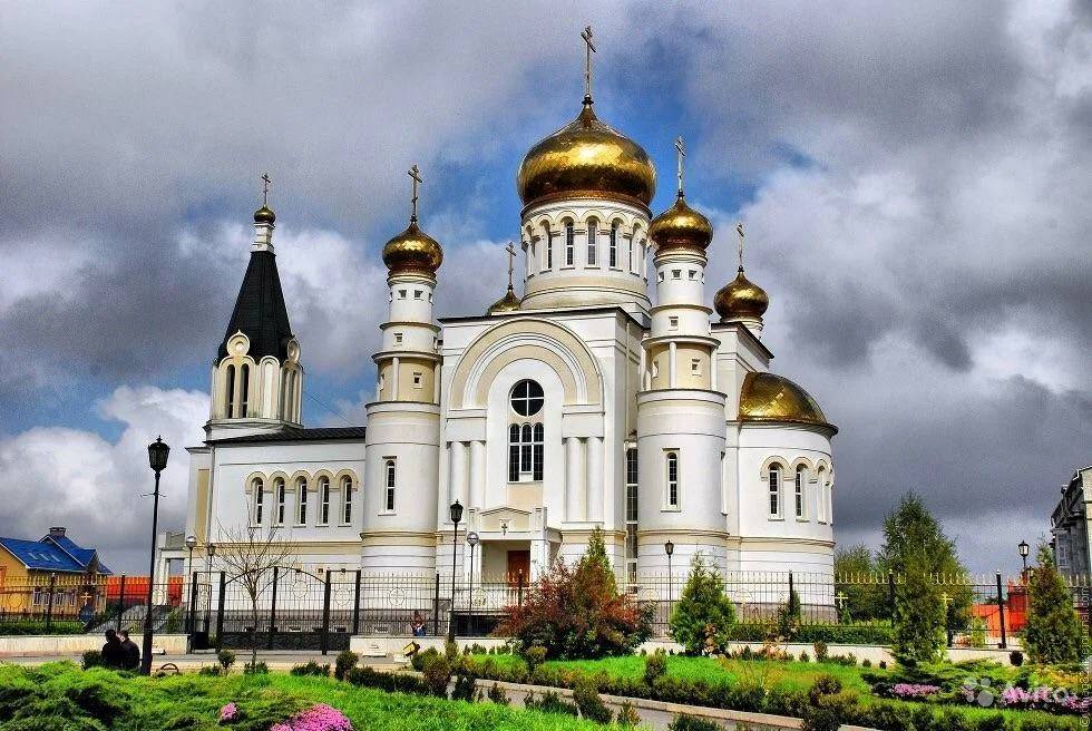 Ряд улиц, прилегающих к храмам, перекроют во Владикавказе. Временные ограничения связаны с проведением мероприятий, посвященных празднованию Рождества Христова.   Как сообщает пресс-служба МВД Северной Осетии, с 09:00 5 января до окончания праздничных будет ограничено движение транспорта по ул. Армянская  от ул. Г. Баева до ул. Ч. Баева .   С 09:00 6 января до окончания праздничных мероприятий проезд ограничат по:   ул. А. Кантемирова  от ул. К. Хетагурова до ул. Армянская ;   ул. Рождественская  от ул.А. Кантемирова до ул. Армянская ;   ул. Августовских событий  от ул.О. Кошевого до ул. Чапаева ;   ул. Церетели  от ул. Ботоева до ул. Бородинской ;   ул. Тургеневская  от ул. Таутиева до ул. Барбашова ;   ул. Дзержинского  от пр. Доватора до ул. Гончарова ;   ул. Гастелло  от ул. Кубалова до ул. Ген. Плиева ;   ул. Митькина  от ул. Гастелло до входа в Православный Храм пророка Божия Илии на ул. Гастелло ;   ул. Красногвардейская  от въезда в парк Мемориал Славы .