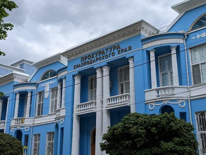 После вмешательства прокуратуры опекуну погибшего бойца СВО выплатят 5 млн рублей на Кубани Об этом сообщает пресс служба ведомства В Успенском районе правоохранители отреагировали на обращение местной жительницы Заявительница являлась опекуном военнослужащего и обращалась за страховыми выплатами и пособиями полагающимися членам семьи Однако ей отказывали из за отсутствия юридически оформленного родства Прокурор обратился в Успенский районный суд с заявлением об установлении юридически значимого факта Суд удовлетворил заявление признав за опекуном право на получение выплаты Отправить новость Подписаться