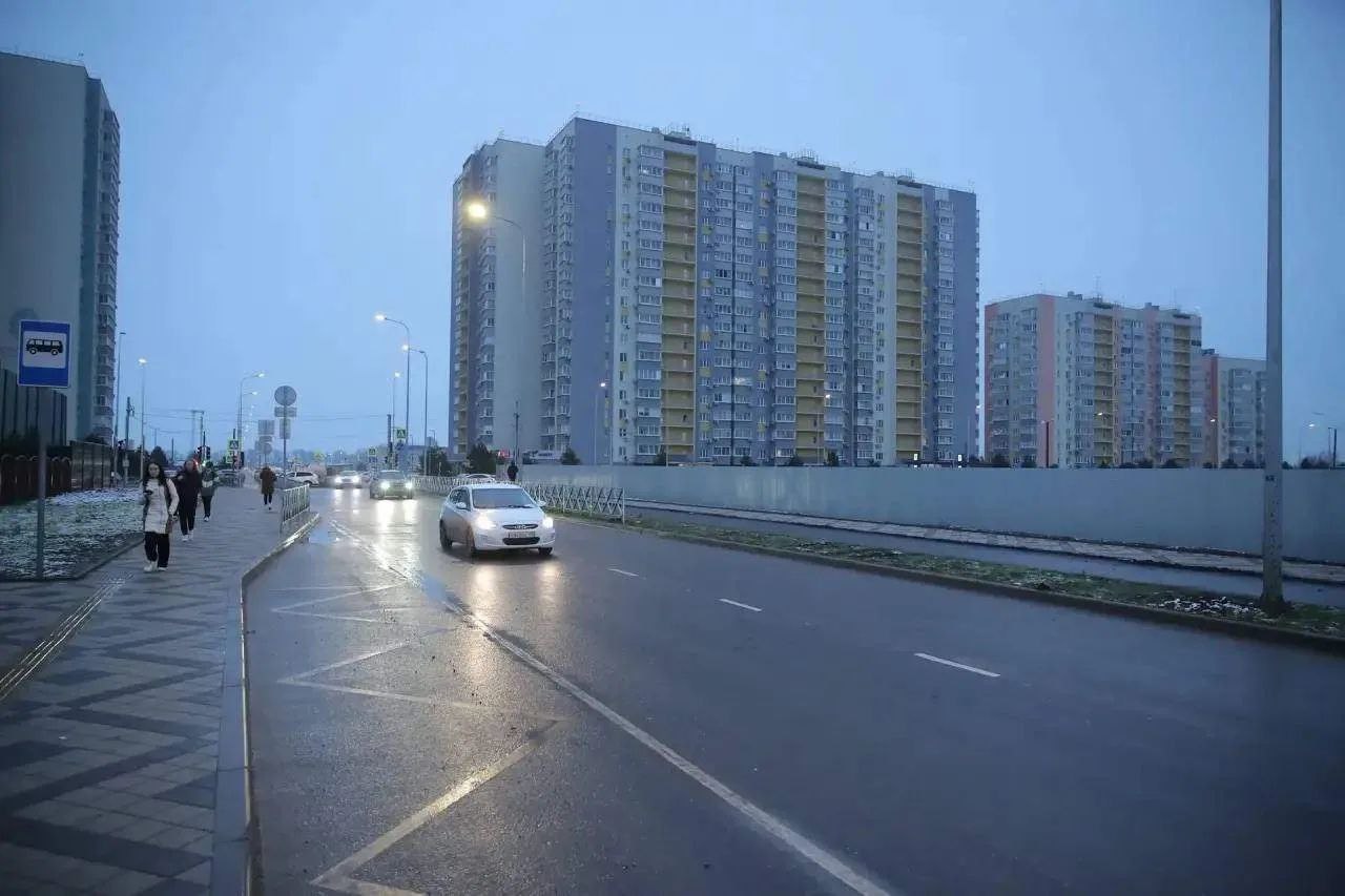 В микрорайоне Новознаменском Краснодара завершили строительство 4 8 км дорог Работы включали не только укладку асфальта на шести улицах но и обустройство ливневой канализации с прудом накопителем установку освещения и 13 остановочных павильонов Глава города Евгений Наумов осмотрев объект ранним утром отметил оживлённое движение уже с 7 часов Это показывает как значима проделанная работа подчеркнул мэр Ранее в Краснодаре началось строительство новой двухуровневой развязки на улицах Тихорецкой Володарского и Шевченко Её ввод в 2028 году улучшит транспортную доступность центра для жителей Новознаменского и близлежащих посёлков Югополис Прислать фото или видео