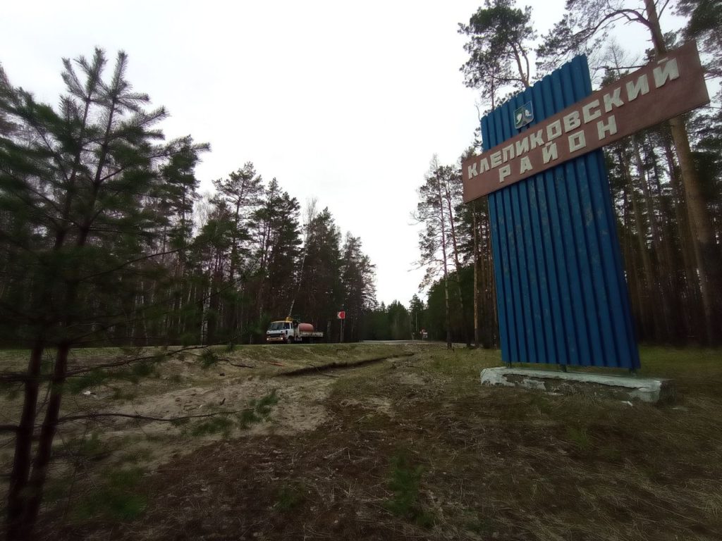 В Клепиковском районе восстановлено движение по мосту, поврежденному недавно большегрузом Об этом на заседании регионального правительства, которое провел губернатор Павел Малков, доложил глава администрации Клепиковского района Денис Ефанов. Комментируя сообщение из соцсетей, Денис Ефанов доложил о том, что у деревни Дунино восстановлено движение по мосту, поврежденному недавно большегрузом. Сооружение через р. Пра оперативно отремонтировано. Также в текущем году мост обновят в рамках плановых работ; на это выделили полтора миллиона рублей. Альтернативная дорога, которая будет задействована на время ремонта, находится в нормативном состоянии. С владельцем автомобиля, который повредил объект, планируется в досудебном порядке решить вопрос об оказании содействия в этих работах, сообщил глава администрации района. Фото Людмилы Ивановой