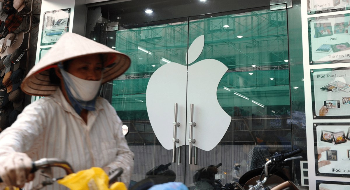 Apple планирует производить умные устройства для дома во Вьетнаме вместо привычного Китая сообщили источники Bloomberg Компания уже изготавливает большую часть iPad Mac Apple Watch и AirPods на местных фабриках При этом окончательной сборкой и тестированием новых устройств займётся китайская BYD vc ru tech 2276240