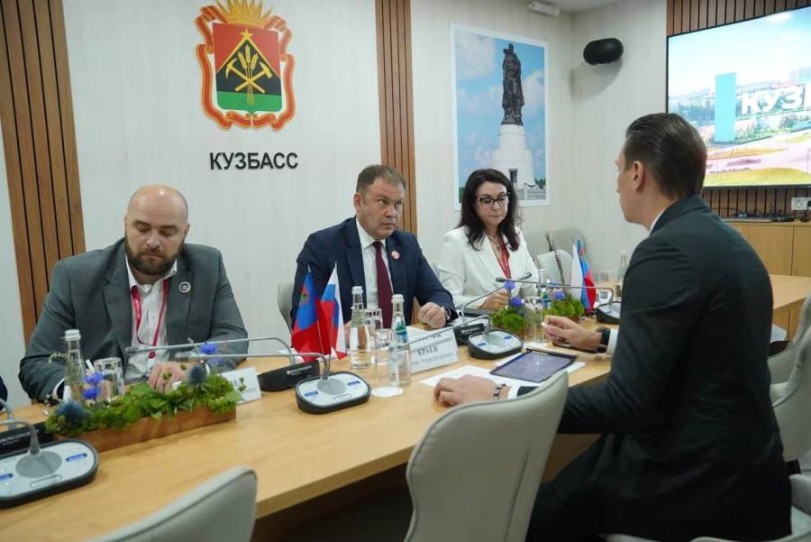 СГМК планирует инвестировать 25 млрд рублей в курортную инфраструктуру СТК «Шерегеш» На полях ПМЭФ-2025 губернатор Кузбасса Илья Середюк и генеральный директор АО «Сибирская горно-металлургическая компания» СГМК Денис Краев подписали соглашение о строительстве в СТК «Шерегеш» многофункционального гостиничного комплекса. Современный всесезонный комплекс по своему масштабу и комфортности не будет уступать лучшим курортам мирового значения. Архитектура объекта вдохновлена концепцией современной альпийской деревни. Комплекс имеет несколько уникальных особенностей. Например, высокогорный ресторан с прямым Ski-In/Ski-Out доступом, а также вращающуюся лаундж-башню с обзором на 360 градусов, откуда откроются захватывающие панорамные виды.