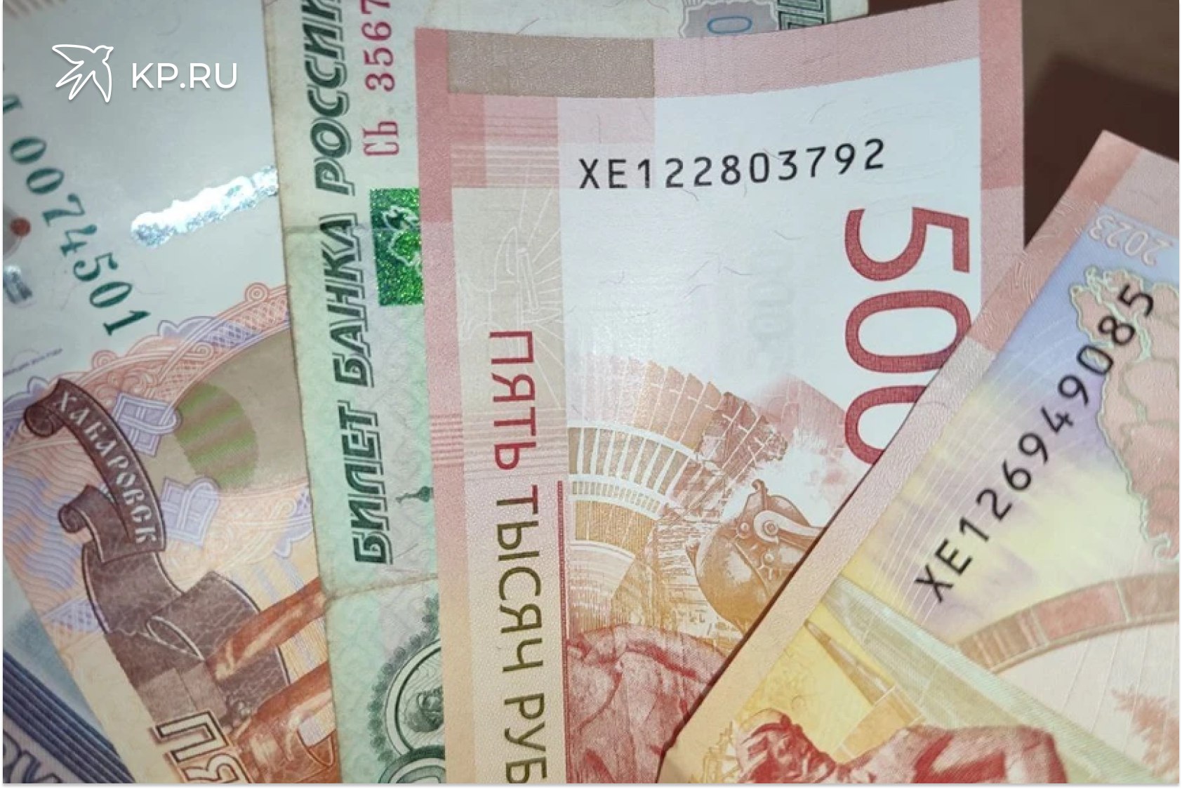 Утерянная банковская карта стоила 40 летнему воронежцу почти два миллиона рублей Неизвестные в течение месяца снимали наличные со счета воронежца после потери им карты Полиция уже возбудила уголовное дело по статье Кража в особо крупном размере В Воронеже 40 летний местный житель стал жертвой крупного хищения после потери банковской карты Как сообщили в пресс службе регионального ГУ МВД 16 января неосмотрительность мужчины позволила злоумышленникам получить полный доступ к его финансовым активам и похитить 1 833 198 рублей Злоумышленники по данным ведомства получили доступ к счету воронежца и с 28 ноября по 6 января неоднократно снимали наличные в банкоматах города Полиция уже возбудила уголовное дело по статье Кража в особо крупном размере Если личность подозреваемого будет установлена ему грозит суровое наказание до 10 лет лишения свободы Случай с утерянной картой лишь часть общей картины киберпреступности в регионе Только за последние сутки по статистике МВД в Воронежской области пять человек пострадали от действий дистанционных мошенников а еще у троих граждан были похищены деньги напрямую с банковских карт Суммарный ущерб за 24 часа составил около двух миллионов рублей