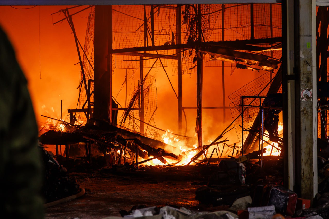 В Вилюйском районе при пожаре в коровнике погиб скот 17 февраля в пожарно спасательную службу поступило сообщение о возгорании в коровнике в селе Кюбяинде Вилюйский район К месту вызова прибыли силы добровольной пожарной команды В результате пожара погибли 56 голов крупного рогатого скота Здание коровника повреждено огнем по всей площади 429 квадратных метров Причина возгорания виновные лица и размер ущерба устанавливаются К тушению привлекались 10 человек и 2 единицы техники добровольной пожарной команды а также 15 человек из числа местных жителей