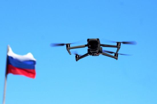 В России разрабатывают стандарты кибербезопасности для дронов   АО «ГЛОНАСС» и ассоциация «Доверенная платформа» инициировали эксперимент по созданию единых стандартов защиты беспилотных систем от кибератак. Цель инициативы — повысить безопасность промышленного использования беспилотного транспорта.   Эксперты отмечают, что современный дрон уязвим для взлома и перехвата управления, как и смартфон. Без надёжной защиты массовое внедрение беспилотников для доставки и мониторинга невозможно. В рамках эксперимента инфраструктуру для дронов могут приравнять к объектам критической информационной инфраструктуры.   Разработанные стандарты сначала применят для гражданской беспилотной авиации, а затем распространят на весь беспилотный транспорт. Программу экспериментального правового режима планируют подготовить до конца 2025 года.    Аэротетраэдр   #беспилотники