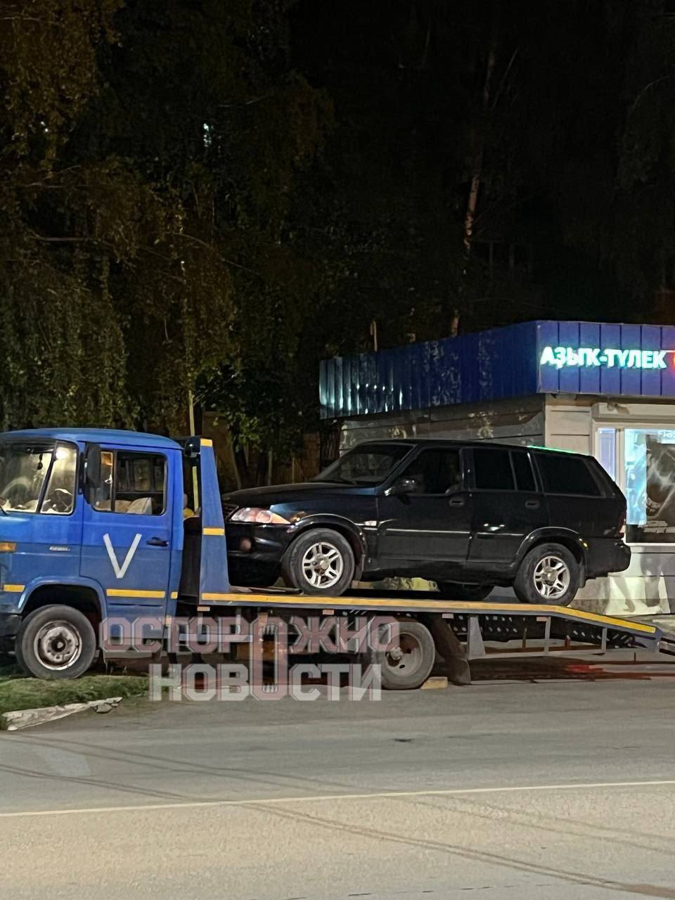 В Белебее мужчина с макетом автомата Калашникова запугивал сотрудников Росгвардии. По данным «Осторожно, новости», вчера в городе Белебей Башкортостан четверо мужчин на внедорожнике «в неадекватном состоянии» проехали на территорию Городского пруда. Сотрудники охраны вызывали Росгвардию. После этого мужчины начали громко кричать и провоцировать конфликт. В ответ на это сотрудники полиции попытались их задержать. Один из мужчин, 36-летний Александр К., вышел с макетом автомата Калашникова и начал угрожать полицейским. После этого мужчина сел в машину и попытался скрыться. Проехав один квартал, его автомобиль заблокировали сотрудники ППС, поэтому Александр был вынужден сдаться. В итоге мужчину задержали, а его машину увезли на штрафстоянку. Моя Уфа. Подписаться Прислать новость