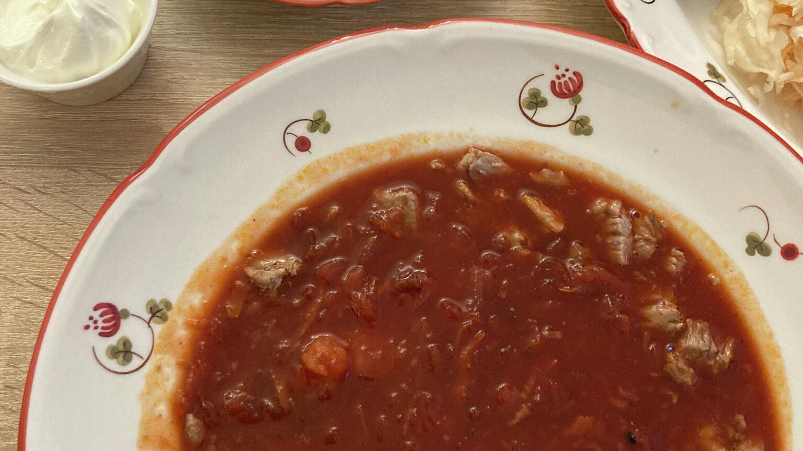 Россияне стали чаще отказываться от традиционных моделей питания с домашней выпечкой и семейными обедами в пользу готовых блюд ценя их за быстроту и удобство приготовления говорится в исследовании независимой исследовательской компании ICMR ГФК Русь для РИА Новости В исследовании в 2025 году приняли участие около 14 тысяч респондентов заполнявших дневники питания в будни и выходные дни Проанализировано 47 тысяч ситуаций приема пищи Предыдущее аналогичное исследование проводилось в 2019 году На 7 процентных пунктов выросло согласие с утверждением Я не вижу ничего плохого в том чтобы иногда есть фастфуд Напротив популярность традиционных моделей питания домашняя выпечка первые блюда совместные семейные обеды снизилась на 6 7 процентных пунктов отмечают авторы исследования