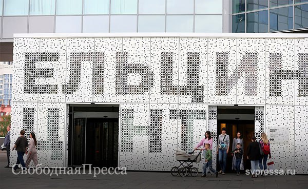 Вокруг «Ельцин-центра» вспыхнул очередной скандал. Не успели утихнуть страсти, связанные с приглашением в просветительский комплекс Яна Рачинского, который хоть пока и не признан экстремистом, но проходит по делу о реабилитации нацизма, как возмущение граждан вызвала экспозиция, посвящённая Великой Отечественной войне. Коммунисты Москвы и Свердловской области обратились в Следственный комитет и Прокуратуру с требованием проверить деятельность «Ельцин-центра». Кроме того, в публичном пространстве члены КПРФ требуют закрыть этот музей «из-за лжи об истории». Первый секретарь Московского горкома компартии Виктор Царихин описал эти исторические искажения в своём посте так: «Сталина выставляют чудовищем, игнорируя его огромный вклад в победу над фашизмом и в развитие страны! Эта экспозиция — плевок в лицо всем, кто гордится своей Родиной». Свободная пресса попросила рассказать о том, что происходит в екатеринбургском «Ельцин-центре», секретаря Свердловского обкома КПРФ Александра Ивачёва. «СП»: Александр Николаевич, какие искажения истории вы лично увидели в экспозиции «Ельцин-центра»? — Я являюсь подписантом письма, которое подготовили московские товарищи. Что происходит: вместе с историками мы выявили конкретные факты несоответствия экспозиции 1941−1945 годов конкретным фактам. Оценки, которые там даются, вместе с лживыми аргументами, на наш взгляд, подходят под статью об оправдании фашизма... Читать далее #Политика_СвободнаяПресса