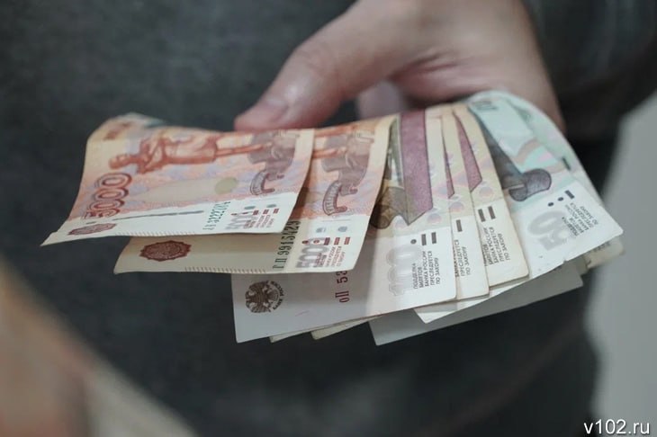 В Волгограде мошенники выудили у четы пенсионеров 5,8 млн рублей В Волгограде полицейские вынуждены были возбудить очередное уголовное дело против аферистов. Как сообщает ИА «Высота 102», преступники обвели вокруг пальца семью пенсионеров, заставив их расстаться с накоплениями и двумя автомобилями. Неустановленные лица связались с волгоградцами, представившись сотрудниками компании по обслуживанию домофонов, и предложили заранее изготовить ключи к новой входной двери, установка которой вот-вот якобы начнётся в подъезде МКД. Для этого незнакомцам потребовался код из смс-сообщения. Впоследствии оказалось, что таким образом преступники получили доступ к Госуслугам пенсионеров. Но это было только началом изощрённой мошеннической схемы. Подробнее