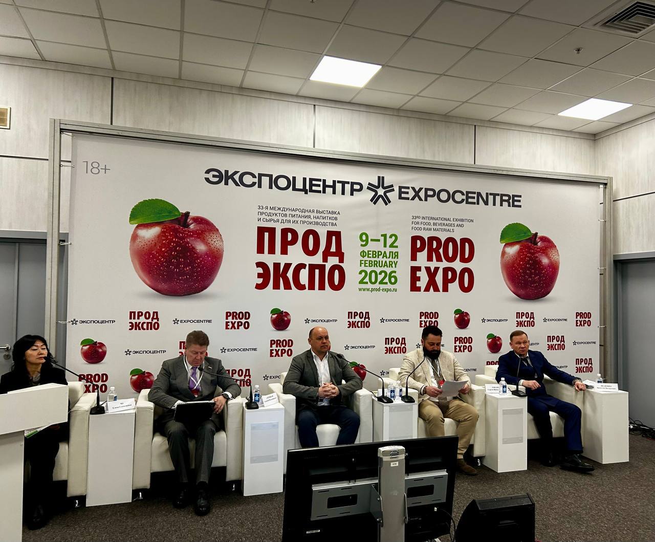 Органика на выставке Продэкспо ждать ли органического бума в магазинах Сегодня в первый день 33 й Международной выставки продуктов питания напитков и сырья для их производства Продэкспо 2026 состоялась дискуссия Органическая продукция в ритейле от концепции к успешной реализации Новые тренды и вызовы в розничной торговле Организаторами выступили Роскачество АО Экспоцентр и Фонд Органика Модератором выступил директор Фонда Вячеслав Федюнин Открывая дискуссию Депутат Государственной Думы Алексей Ситников подчеркнул что без активной роли ритейла органика так и останется нишевой Задача для государства и для рынка компенсировать затраты на сертификацию особенно при выходе на внешние экспортные рынки и аудит помогать пережить переходный период развивать кооперацию переработку логистику и формировать одно из главных направлений устойчивый спрос через понятную полку и информирование потребителей что в свою очередь лежит в зоне ответственности ритейла Заместитель директора Департамента развития внутренней торговли Министерства промышленности и торговли Российской Федерации Сергей Лобанов и заместитель руководителя Роскачества Александр Чумак отметили необходимость борьбы с гринвошингом Для дальнейшего развития рынка следует не только наполнить магазины достаточным объемом органических товаров но и обеспечить эффективную защиту этого сегмента от фальсификации Активная работа уже ведется С развитием онлайн торговли органическая продукция постепенно добралась и до маркетплейсов как например Ozon Однако до сих пор полностью не отлажена система выявления гринвошинга в связи с чем площадка регулярно проверяет карточки товаров и изымает неподходящую продукцию из органического сегмента Также Ozon может представить репрезентативную выборку в каких категориях товаров больше представлена органика где есть спрос Отдельным событием дискуссии стало открытие специализированного торгового дома Это органика который станет одним из ключевых операторов по поставкам и продвижению сертифицированной органической продукции в ритейл Этот проект направлен на создание эффективной инфраструктуры упрощающей доступ производителей органики к полкам крупнейших ритейлеров и повышающей доверие потребителей У ритейла есть существенные резервы роста Они связаны прежде всего с увеличением органики на полках и получением сотрудниками магазинов знаний об органической продукции для последующих квалифицированных консультаций покупателей Задача ритейла сегодня быть более открытыми к сотрудничеству с производителями органической продукции расширять ассортимент в том числе за счет иностранных предприятий с российским органическим сертификатом