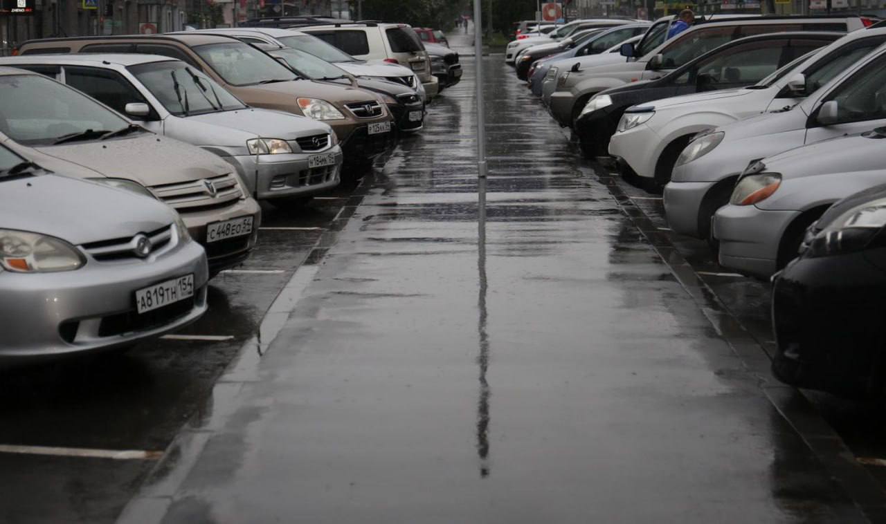 Продолжаем работать над безопасностью комфортом и эффективностью использования городских улиц До конца года зону платного парковочного пространства увеличим более чем на 500 машино мест Новые места обустроим с учётом интенсивного трафика по комбинированной схеме параллельно и под углом к проезжей части в том числе предусмотрены места для инвалидов Режим работы платных парковок с 7 00 до 22 00 кроме воскресенья и праздничных дней Сейчас в Новосибирске действует более 800 платных парковок План развития парковочного пространства на 2026 год включает организацию ещё 430 мест на улицах Мичурина Урицкого и Крылова