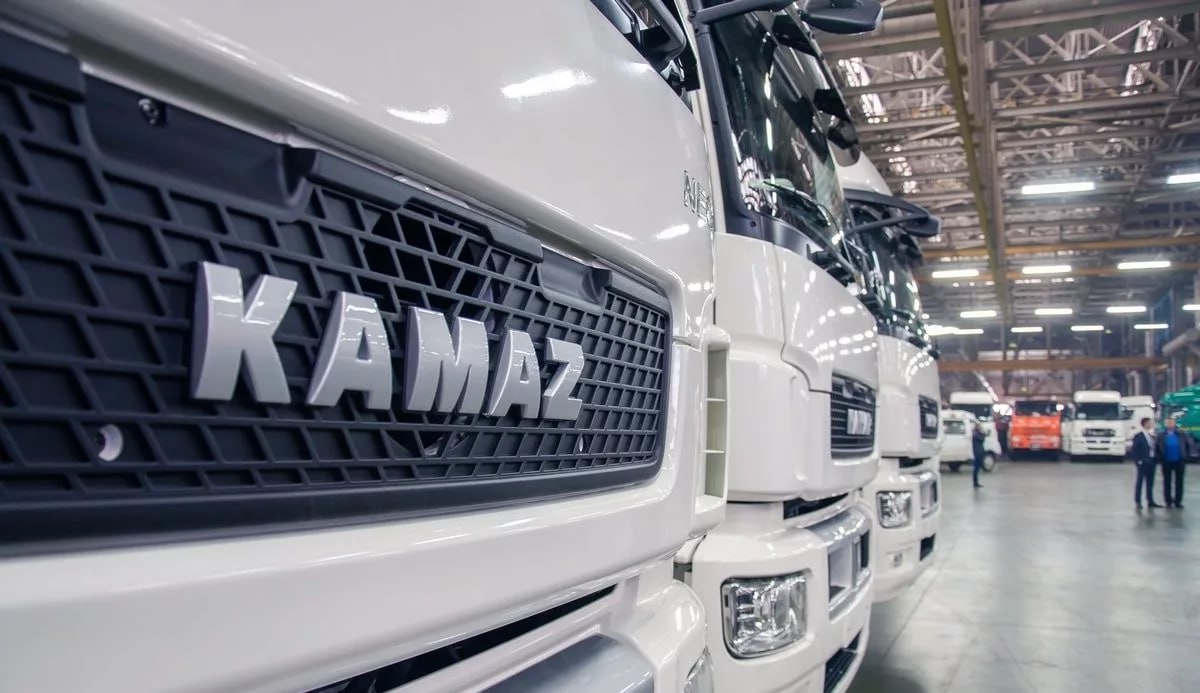Основной для ПАО КАМАЗ рынок тяжелых грузовиков полной массой 14 40 тонн пока не демонстрирует признаков восстановления и в 2026 году может составить 52 55 тысяч штук как и в 2025 году сообщил гендиректор компании Сергей Когогин KMAZ Когогин в интервью не раскрыл данные о продажах КАМАЗа но отметил что рынок по итогам года упадет более чем на половину При этом продажи иностранных игроков рухнут на 60 70 подчеркнул он По словам Когогина КАМАЗ чувствует себя гораздо лучше рынка и ожидает снижения продаж по итогам года только на 20 Так к концу года российский бренд занимал примерно треть рынка отметил он Сопоставимые данные ранее публиковал Автостат доля КАМАЗа по оценкам агентства в ноябре составила 33 за прошлый месяц в России было реализовано 1314 тяжелых грузовиков 20 г г jkinvest news jkinvest