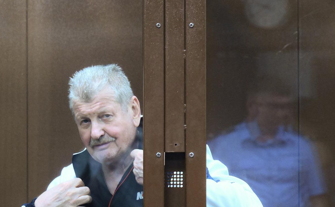 Мещанский суд Москвы продлил содержание под стражей вице губернатору Брянской области Николаю Симоненко и его сыну Юрию обвиняемым в злоупотреблении полномочиями при строительстве 50 фортификационных сооружений в регионе Вице губернатор Брянской области Николай Симоненко начальник областного управления капитального строительства региона Евгений Жура и сын Симоненко Юрий который является генеральным директором ООО Брянский металлообрабатывающий завод были задержаны 22 июля в Брянске и этапированы в Москву Мещанский суд столицы заключил их под стражу Им предъявлено обвинение в злоупотреблении полномочиями при строительстве оборонительных сооружений в приграничных с Украиной районах ст 285 УК РФ Кроме того по данным следствия Николай и Юрий Симоненко изготавливали подложные документы Никто из них вину не признает Имущество всех фигурантов арестовано Николай Симоненко является инвалидом 2 й группы