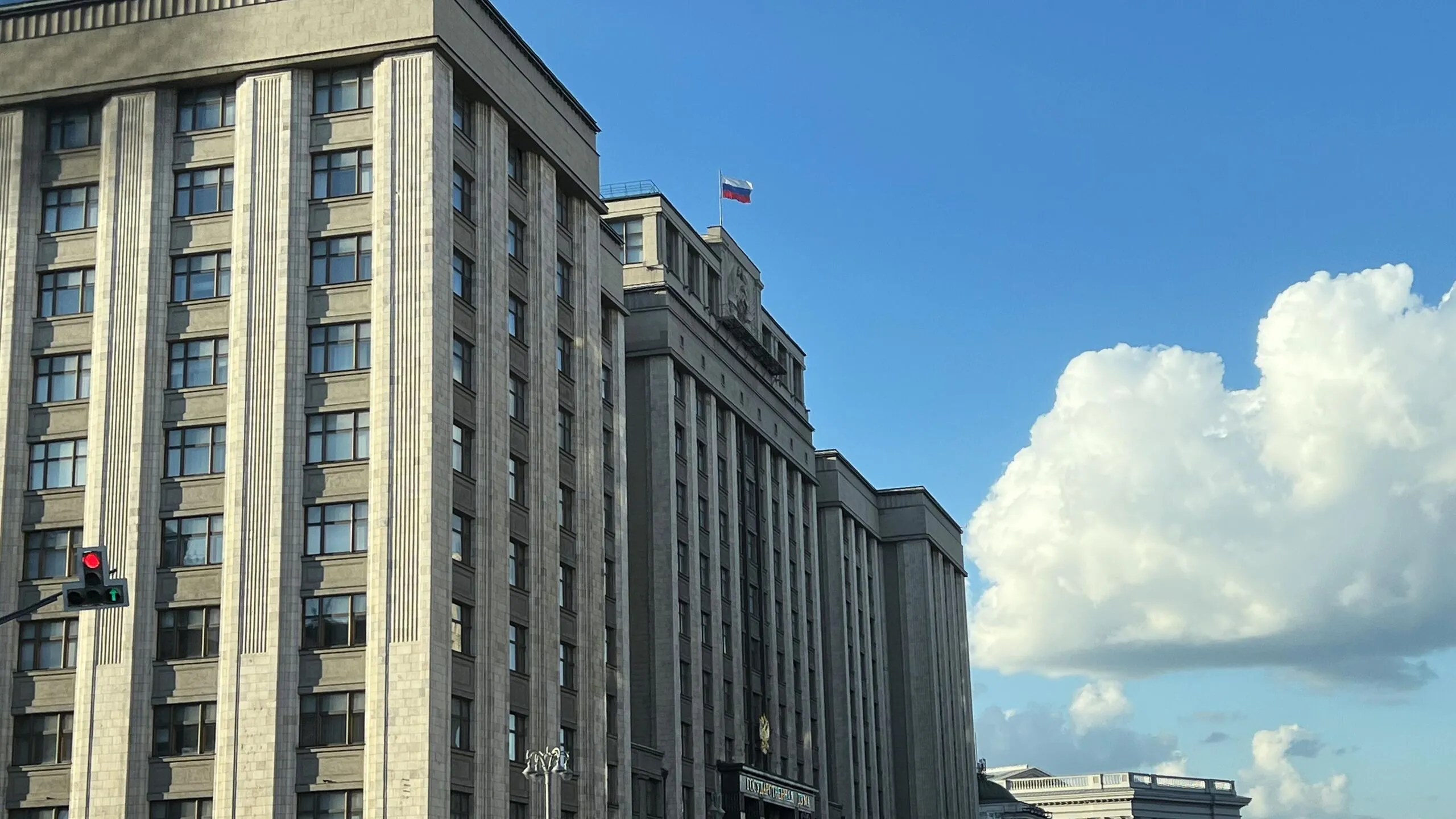 Депутаты Госдумы от фракции Справедливая Россия предложили ввести бесплатное горячее питание для обучающихся 5 11 классов и студентов СПО из семей подушевой доход которых не превышает двухкратного прожиточного минимума в регионе их проживания Соответствующее обращение на имя министра просвещения Сергея Кравцова имеется в распоряжении РИА Новости Авторами инициативы выступили лидер партии глава думской фракции Сергей Миронов и председатель комитета Госдумы по развитию гражданского общества вопросам общественных и религиозных объединений Яна Лантратова В целях формирования адресной системы социальной поддержки целесообразно ввести бесплатное горячее питание для обучающихся 4 11 классов и студентов СПО при условии что среднедушевой доход семьи не превышает двукратной величины прожиточного минимума установленной в субъекте РФ по месту жительства сказано в письме
