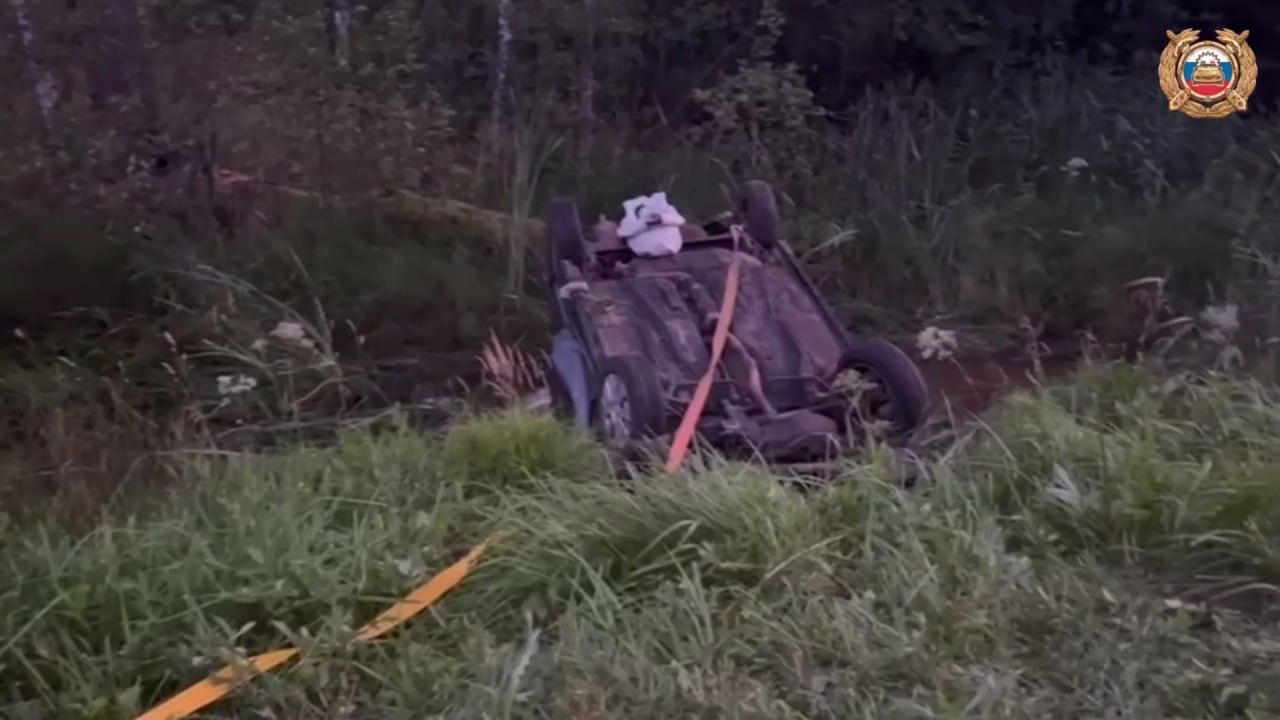 В Ярославской области в ДТП погиб водитель «Лады Приора» 25 июля около 17:55 на 25 километре трассы Углич – Ростов в Угличском районе произошла авария. Как сообщают в УМВД по Ярославской области, 45-летний водитель «Лады Приора» не справился с управлением. Машина съехала в кювет и опрокинулась. В результате ДТП водитель погиб на месте до приезда скорой помощи. На место выезжали сотрудники Госавтоинспекции и следственно-оперативная группа. Устанавливаются все обстоятельства произошедшего. Подписаться Прислать новость