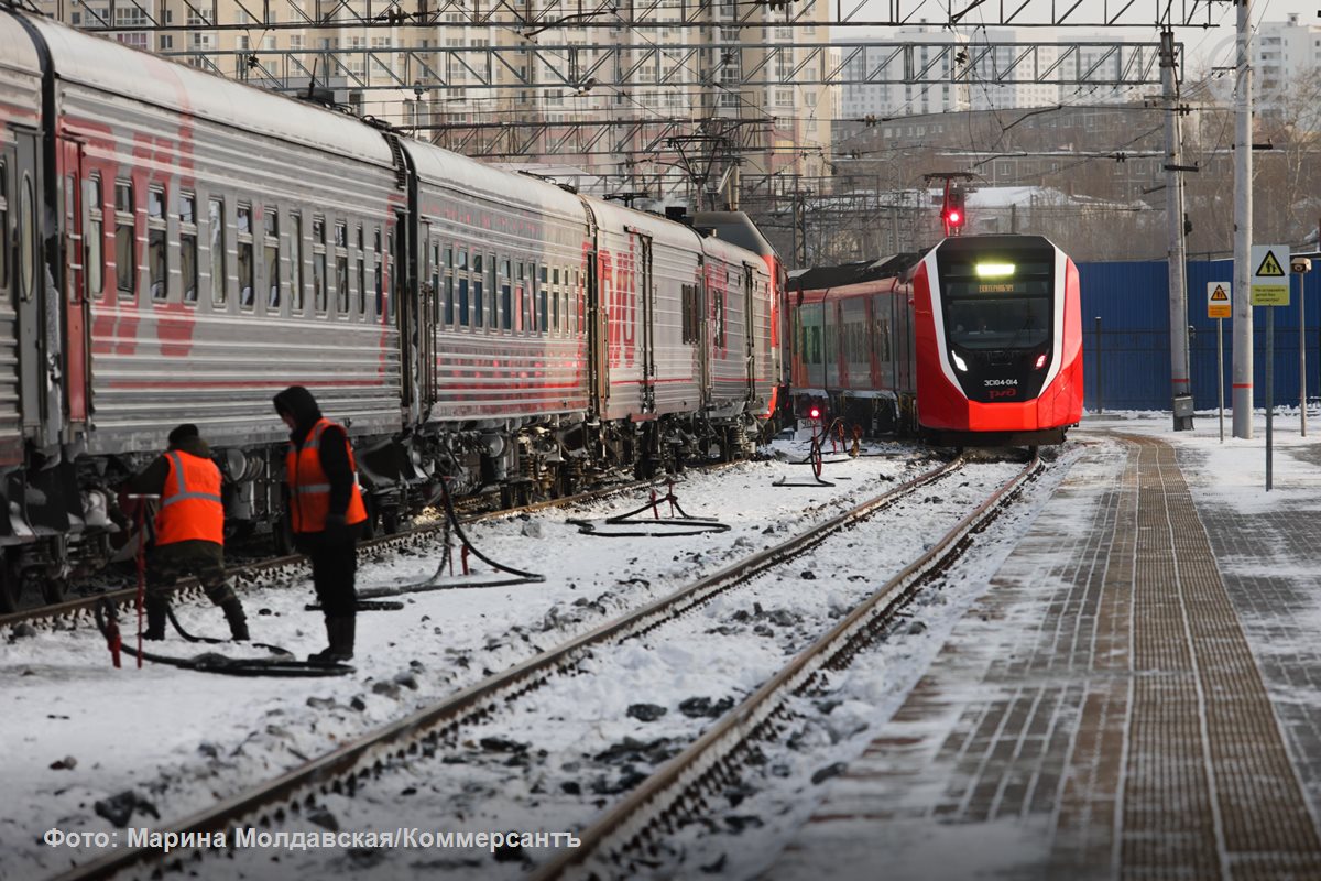 В январе со станций Свердловской железной дороги  СвЖД  отправлено 2,5 млн пассажиров, что на 5% больше, чем в январе 2024 года. Из них 1,8 млн пассажиров — в пригородном сообщении  +6,4% год к году , 700 тыс. — в поездах дальнего следования  +1,7% .   За январь пассажирооборот на СвЖД составил 765 млн пасс-км, что превышает показатели января прошлого года на 1,2%.  Подписывайтесь на «Ъ-Урал»