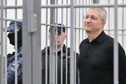 Защита обжаловала приговор бывшего замминистра обороны Тимура Иванова, осужденного на 13 лет за растрату и хищения. К 13,5 годам колонии со штрафом 100 миллионов рублей бывшего замминистра обороны Тимура Иванова приговорили 1 июля. Также Иванов был лишён госнаград: ордена "За заслуги перед Отечеством" 2 степени и почетного звания заслуженный строитель России. Кроме того, после выхода на свободу в течение четырёх лет ему запрещено занимать должности, связанные с управленческими, организационно-распорядительными и административно-хозяйственными функциями. Дело слушалось в закрытом режиме. Ему предъявили обвинение в растрате и легализации средств по двум эпизодам: покупка паромов для Керченской переправы и вывод средств из банка "Интеркоммерц" накануне его банкротства. Кроме того, Иванову вменяют получение взятки в размере 1,185 млрд рублей. По версии следствия, он вступал в преступный сговор с руководителями подрядных организаций, работавших на объектах Минобороны, и заключал с ними контракты взамен незаконного личного вознаграждения. По этому эпизоду еще продолжается расследование. Мосгорсуд конфисковал в пользу государства 300-метровую квартиру бывшего замминистра в центре Москвы, дом в престижном подмосковном посёлке Архангельское, а также деньги, изъятые в ходе обысков по месту жительства и на работе на общую сумму 64,3 млн рублей, в валюте- 13,5 тысяч долларов и 4, 7 евро, и более двух миллионов рублей сотсчета в банке. Защита настаивает на полном оправдании Иванова. В апелляции адвокаты потребовали отменить решение суда по делу о растрате и выводе 3,9 миллиардов рублей.