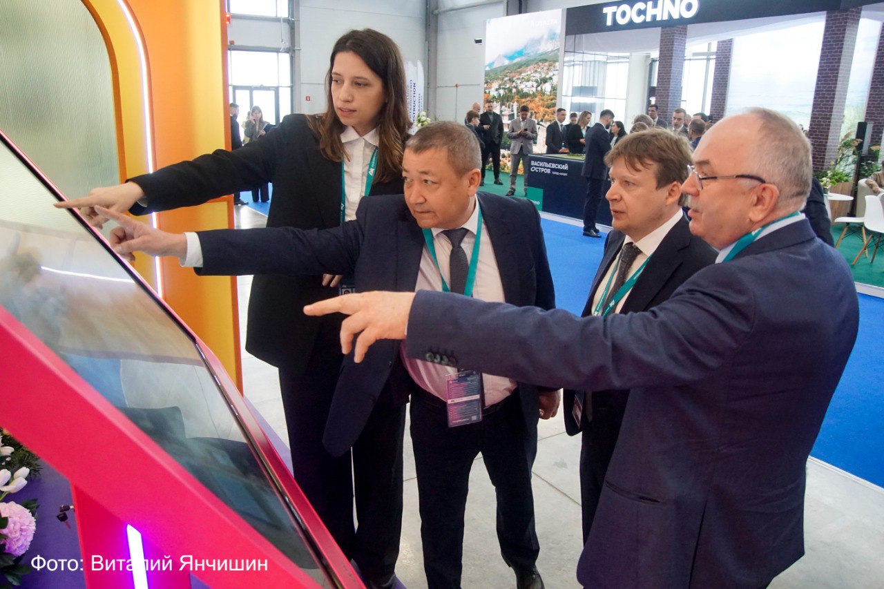 Президент НОСТРОЙ Антон Глушков провел сессию по инвестициям в строительстве на форуме «Россия — Исламский мир: KazanForum» Особенности инвестиционной деятельности в жилищном строительстве в России и за рубежом стали ключевой темой дискуссии с участием представителей органов законодательной и исполнительной власти, а также профессиональных сообществ и бизнеса. В качестве привлеченного эксперта в мероприятии принял участие вице-президент НОСТРОЙ, вице-президент Санкт-Петербургской торгово-промышленной палаты Антон Мороз. Антон Глушков отметил, что российский стройкомплекс ежегодно ставит рекорды по объему жилищного строительства. Для сохранения набранного темпа необходимы и человеческие, и финансовые ресурсы. Важно, чтобы стройка оставалась инвестиционно привлекательной отраслью, сказал президент НОСТРОЙ. В ХОДЕ ДИСКУССИИ РАССМОТРЕНЫ КЛЮЧЕВЫЕ ТЕМЫ: особенности инвестиционно-строительного цикла в России, арендное жилье, опыт привлечения инвестиций в странах СНГ, возможности для иностранных инвесторов в России, реализация инфраструктурных проектов через государственно-частное партнерство, привлечение инвестиций с помощью КРТ, повышение маржинальности инвестиций в комплексном строительстве, креативная экономика для увеличения строительства, модульные префаб-дома — время для инвестиций. Подробнее на сайте НОСТРОЙ Посмотреть презентации спикеров можно по ссылке Фотоотчет мероприятия в сообществе ВКонтакте НОСТРОЙ